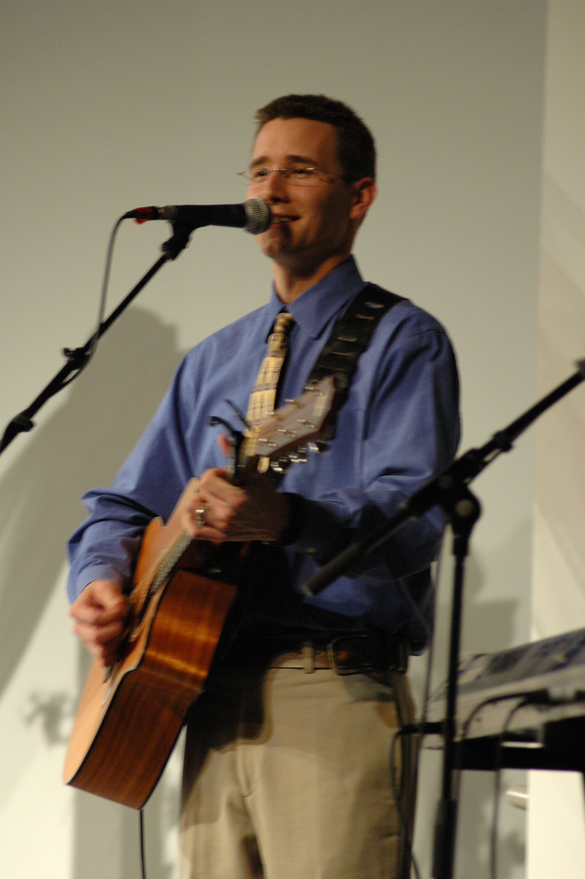 Lee Chewning leads worship